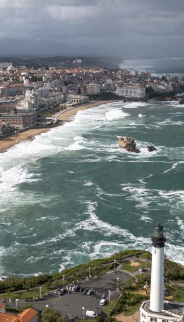 Pyrénées-Atlantiques. Un pan de falaise s'effondre près d'une plage à Biarritz, deux plongeurs recherchés